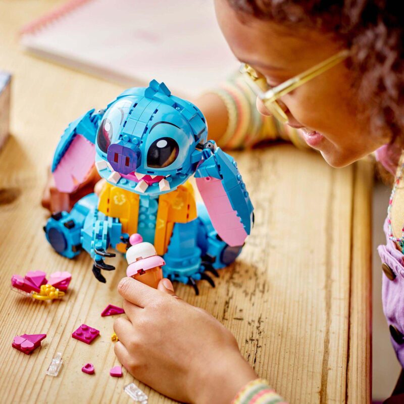Disney's Lilo and Stitch 43249 Building Kit (730 Pieces) by LEGO - Image 5