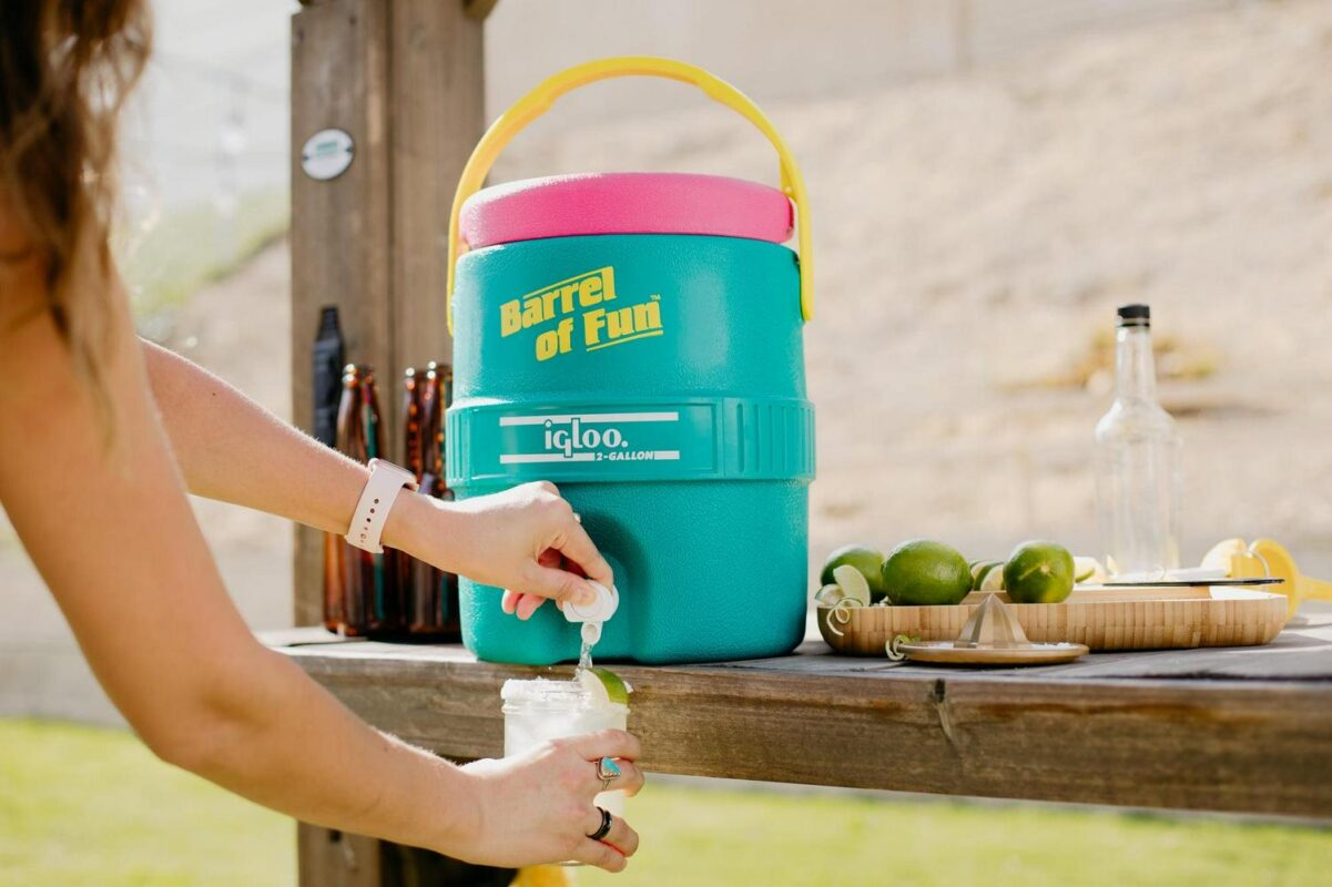Igloo 2 Gallon Barrel Of Fun Beverage Cooler Jug - Jade - Image 4