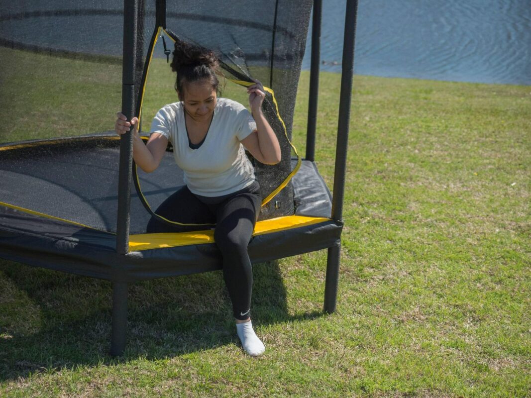 JumpKing 7.5-Foot Trampoline, with Enclosure, Black/Yellow - Image 4