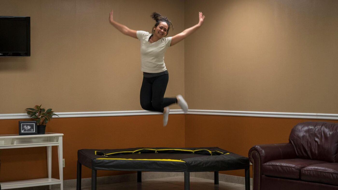 JumpKing 7.5-Foot Trampoline, with Enclosure, Black/Yellow - Image 3