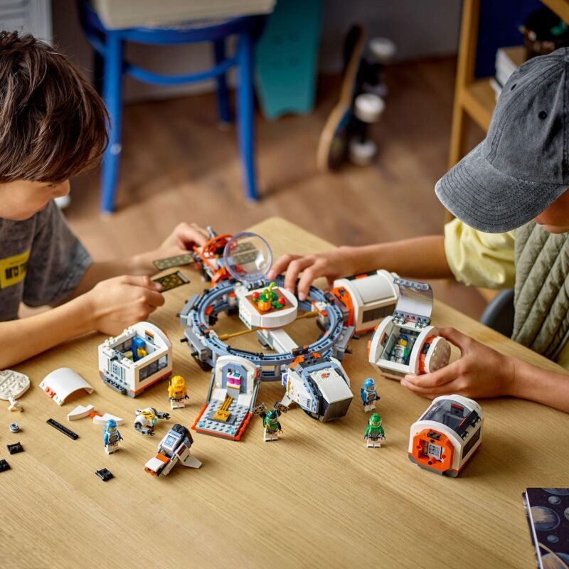 LEGO City Modular Space Station Science Toy 60433 (1097 Pieces) - Image 4