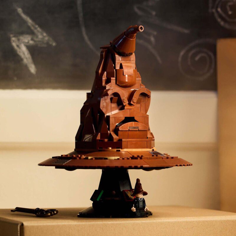 LEGO Harry Potter Talking Sorting Hat 76429 Building Kit (561 Pieces) - Image 6