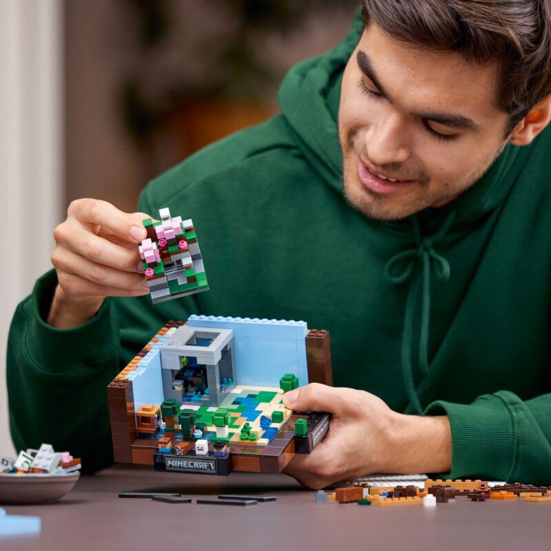 LEGO Minecraft The Crafting Table 21265 Building Kit (1195 pieces) - Image 6