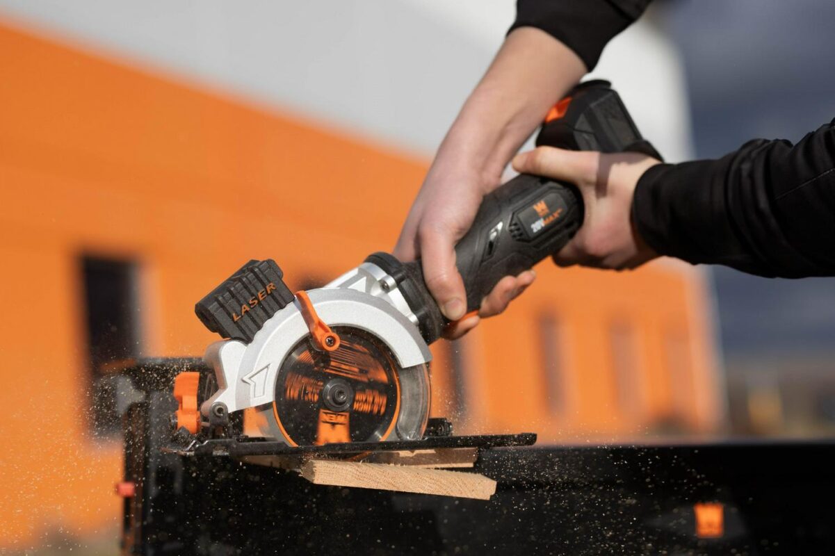 WEN 20V Max 4-1/2-Inch Cordless Mini Circular Saw with 2.0Ah Battery and Charger - Image 7