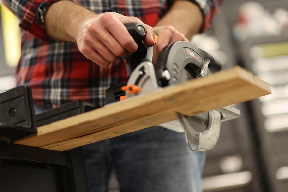WEN 20V Max 6.5-Inch Cordless Circular Saw with 4.0 Ah Lithium-Ion Battery and Charger - Image 8