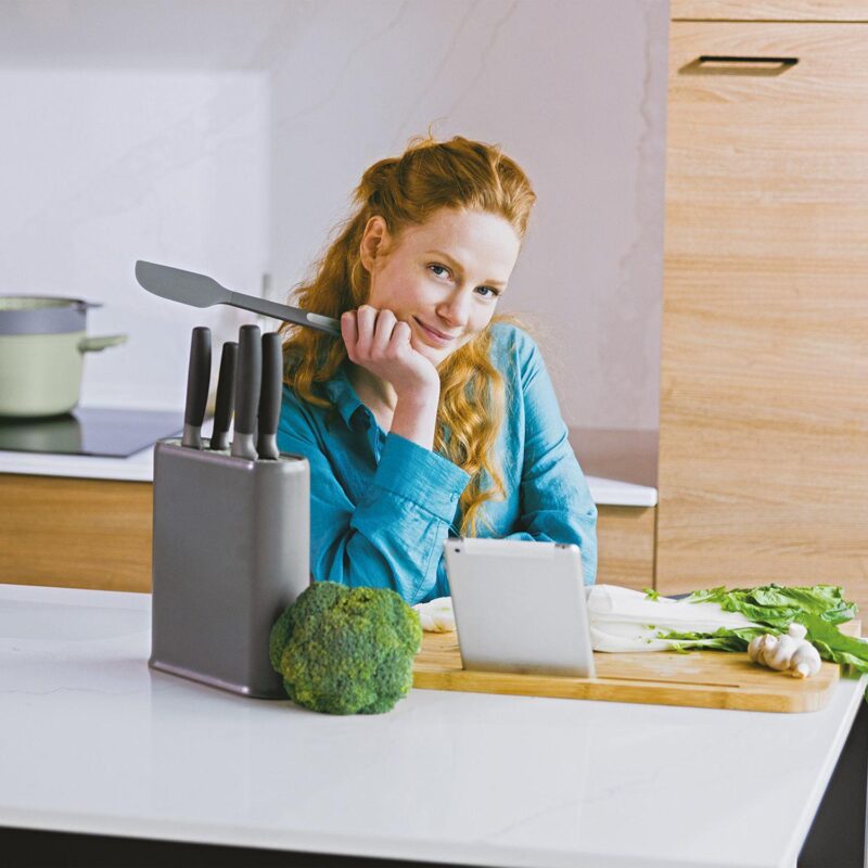 BergHOFF Balance Bamboo Cutting Board with Tablet Stand 17.5 - Image 3