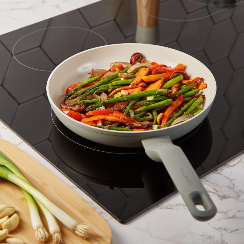 BergHOFF Leo Balance 2-piece Nonstick Sage Aluminum Fry Pan Set - Image 2