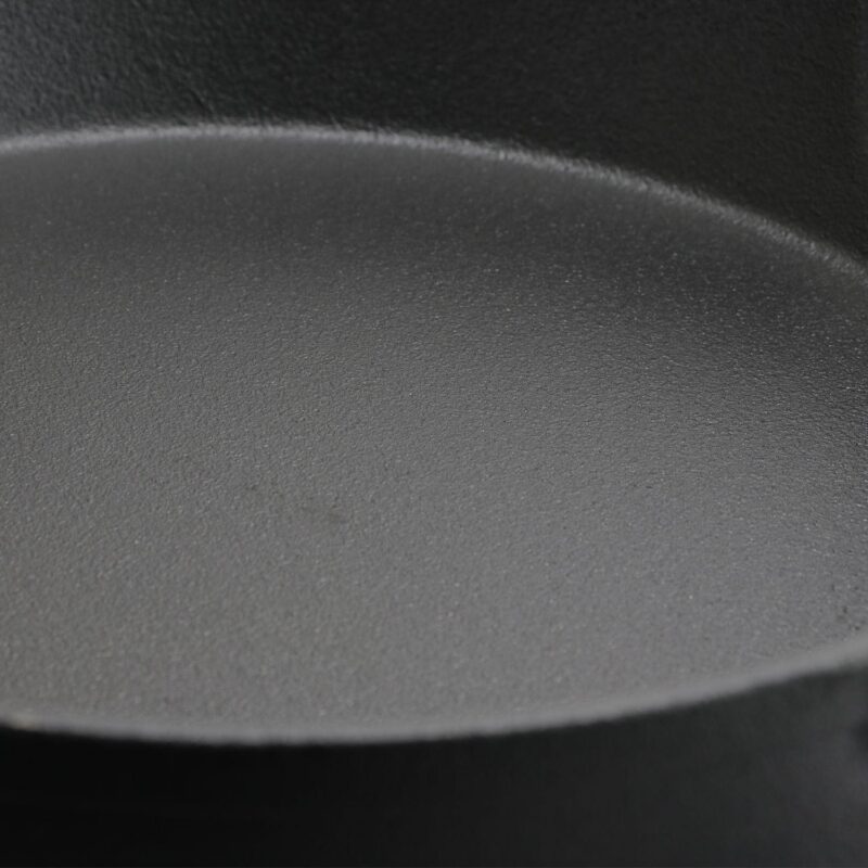 General Store Addlestone 12 in. Pre-Seasoned Round Cast Iron Frying Pan - Image 3