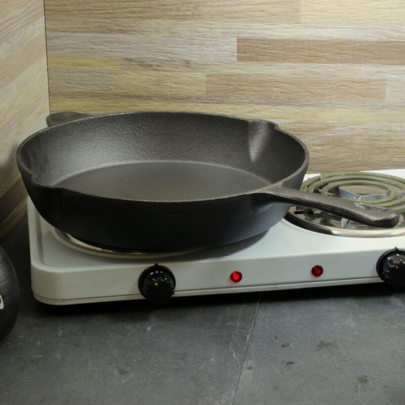 General Store Addlestone 12 in. Pre-Seasoned Round Cast Iron Frying Pan - Image 4