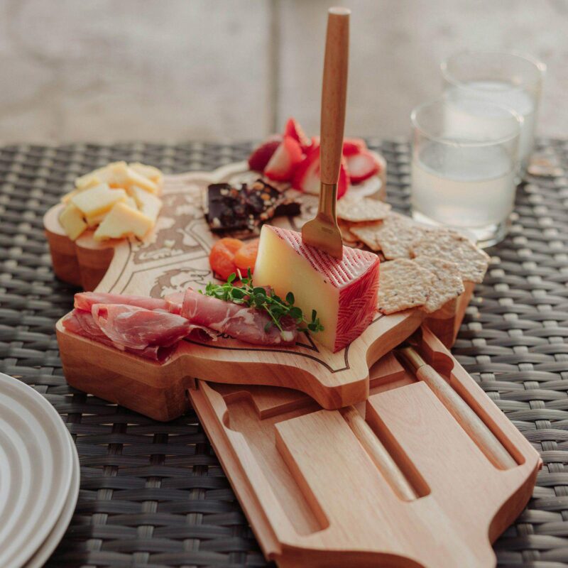 Toscana Harry Potter Hogwarts Crest Cheese Set with Tools - Image 3