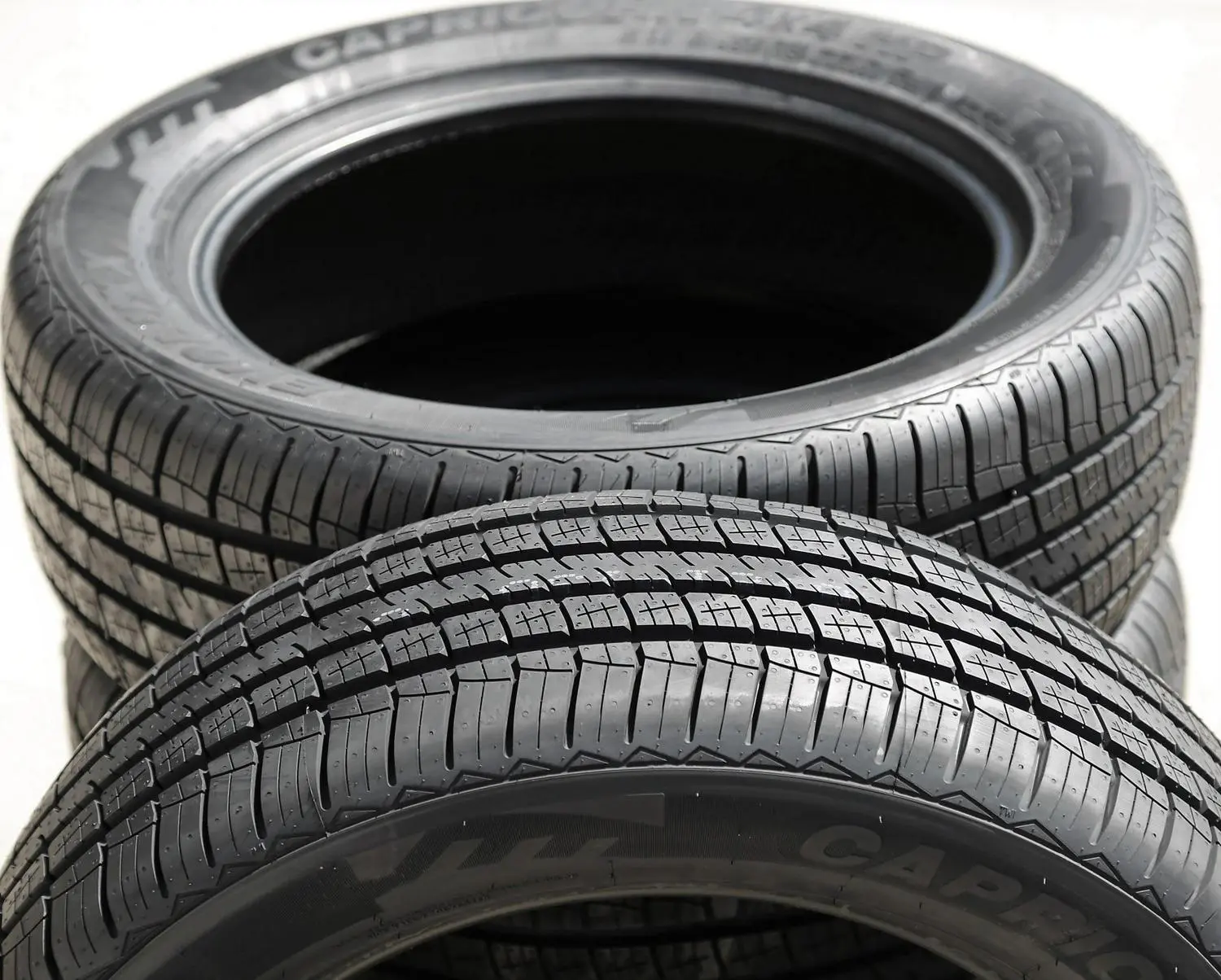Evoluxx Capricorn 4X4 HP All Season 265/60R18 110H Passenger Tire 4 Evoluxx Capricorn 4X4 HP All Season 265/60R18 110H Passenger Tire - Image 4