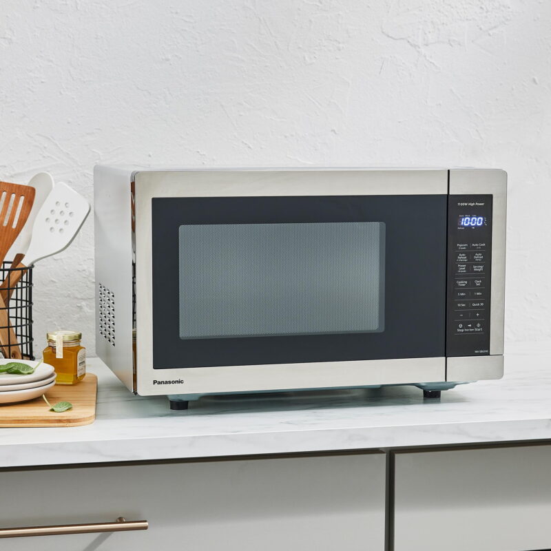 Panasonic 1.3 cu ft Countertop Microwave Oven in Glass Door - Image 3