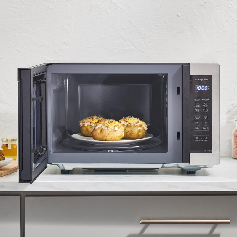 Panasonic 1.3 cu ft Countertop Microwave Oven in Glass Door - Image 4
