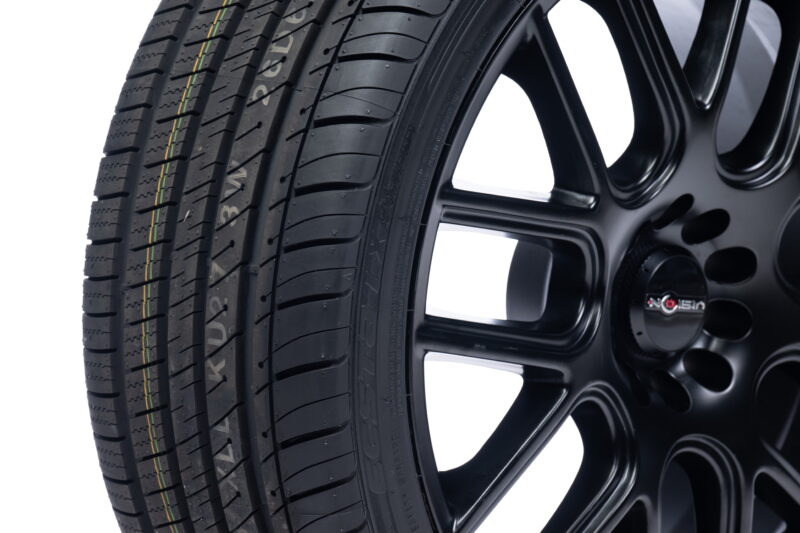 Kumho LX Platinum KU27 All-Season Tire - 225/40R18 92W Fits: 2014-15 Honda Civic Si, 2013 Toyota Corolla LE - Image 3